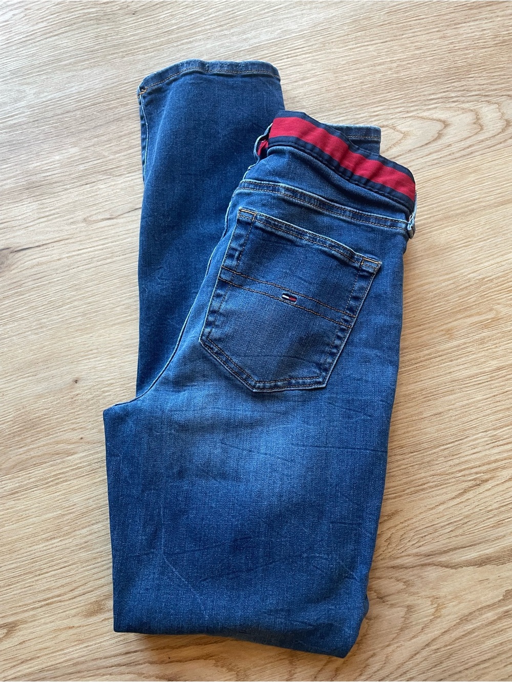 Tommy Hilfiger 90’s Vintage Women’s Skinny Dark Blue Jeans with Red Waistband